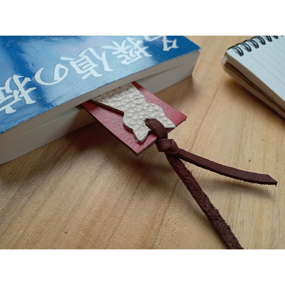 革のしおり　猫型　Bookmark　ブラウン×ホワイト ハンドメイドの文具/ステーショナリー(しおり/ステッカー)の商品写真
