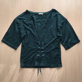 ジーユー(GU)の半袖 Tシャツ S ダークグリーン 無地 レースアップ 紐 ショート丈 5分袖(カットソー(半袖/袖なし))