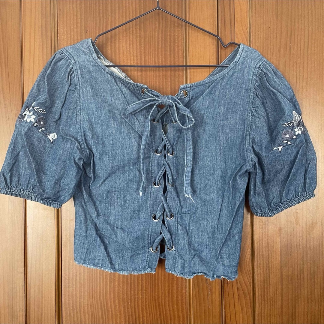 American Eagle(アメリカンイーグル)のアメリカンイーグル　刺繍入り　Tシャツ　紐リボン レディースのトップス(Tシャツ(半袖/袖なし))の商品写真