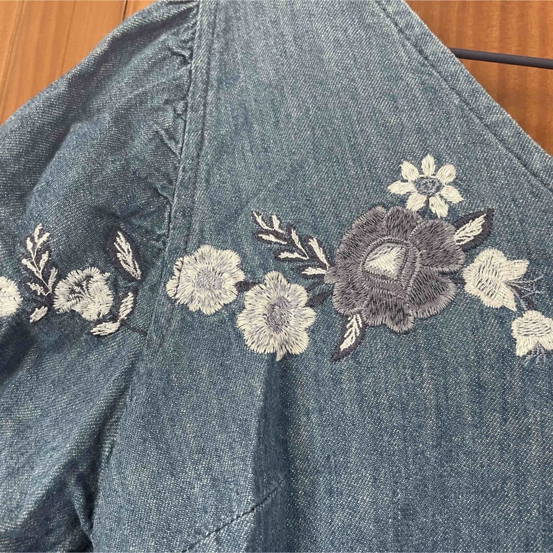 American Eagle(アメリカンイーグル)のアメリカンイーグル　刺繍入り　Tシャツ　紐リボン レディースのトップス(Tシャツ(半袖/袖なし))の商品写真