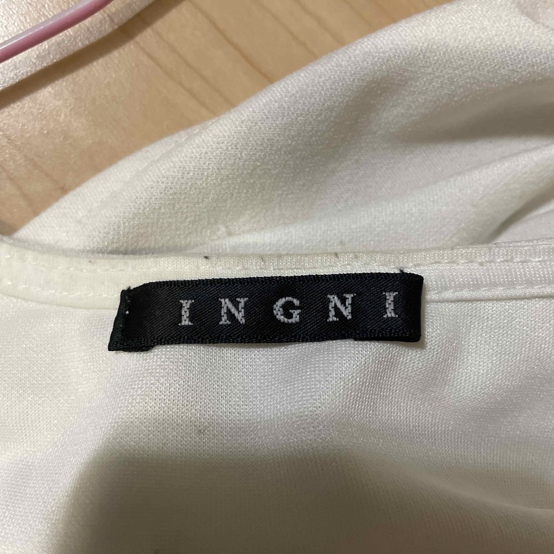 INGNI(イング)のＩＮＧＮＩ　白トップス　Ｍ レディースのトップス(カットソー(半袖/袖なし))の商品写真