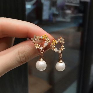 【残り1点】花びら パールピアス ゴールド 華奢ピアス 韓国風 スタイリッシュ(ピアス)