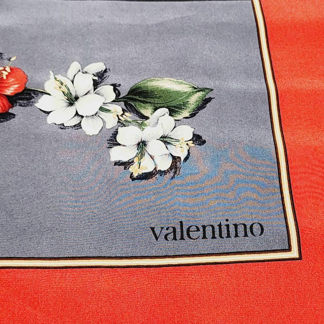 VALENTINO(ヴァレンティノ)の美品 ★VALENTINO★ スカーフ 大判 花 フルーツ 宝石 シルク レッド レディースのファッション小物(バンダナ/スカーフ)の商品写真