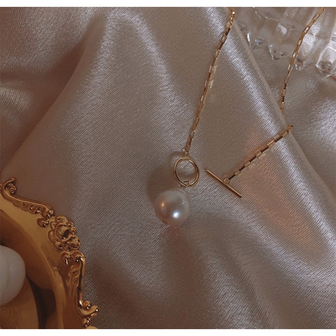 パール ゴールド ネックレス 上品 1粒 バロックパール マンテル 可愛い レディースのアクセサリー(ネックレス)の商品写真