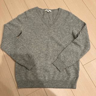 ユニクロ(UNIQLO)のUNIQLOカシミヤ100% Ｖネック　グレーセーター(ニット/セーター)