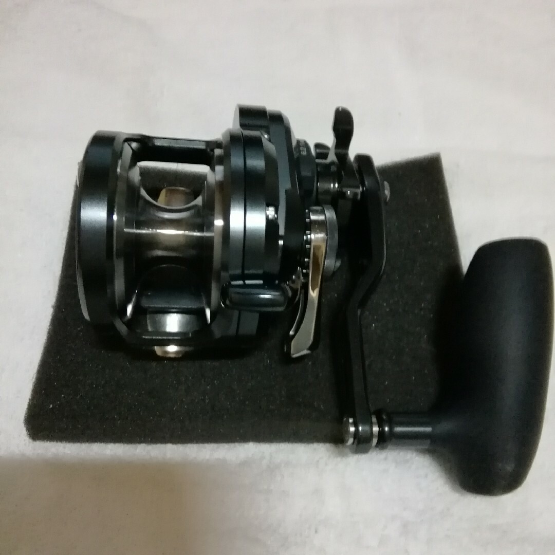 SHIMANO(シマノ)のシマノ19オシアジガーFカスタム2000NRHG新品 スポーツ/アウトドアのフィッシング(リール)の商品写真