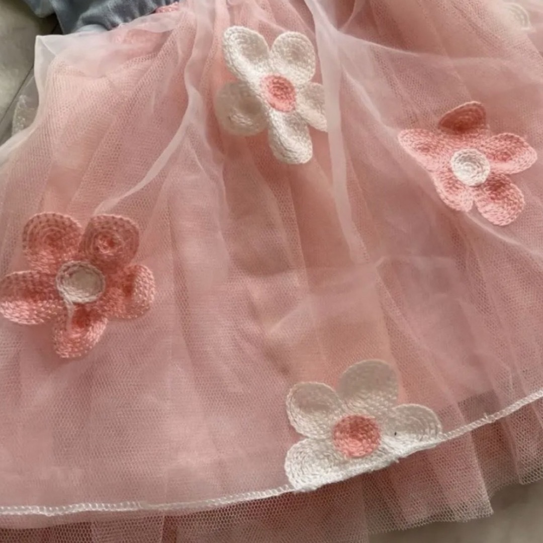 デニムお花付きチュールワンピース　 サイズ90cm相当 キッズ/ベビー/マタニティのキッズ服女の子用(90cm~)(ワンピース)の商品写真