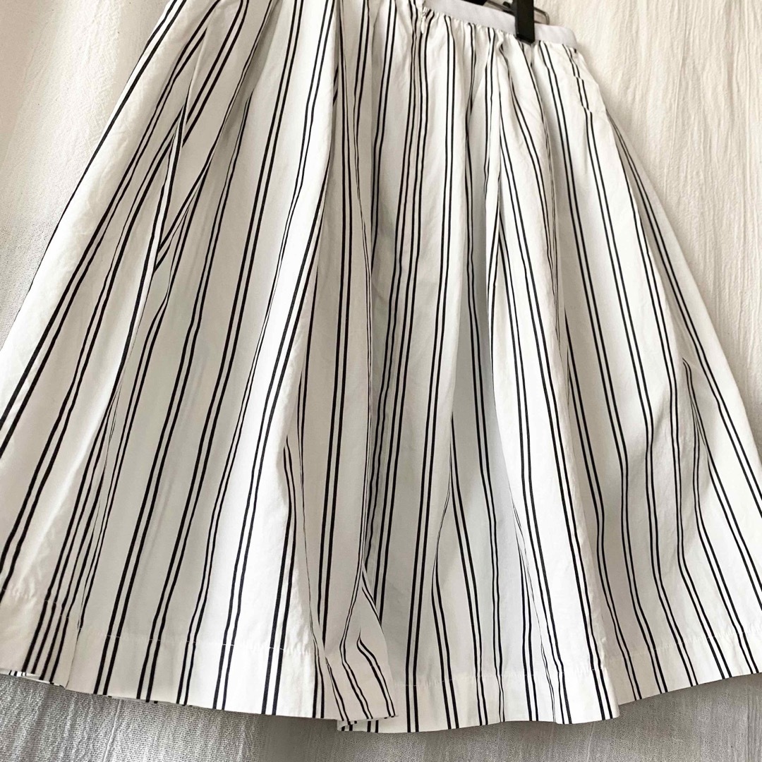 UNITED ARROWS(ユナイテッドアローズ)のユナイテッドアローズ　ストライプ　スカート　ホワイト　コットン　日本製　膝下丈 レディースのスカート(その他)の商品写真