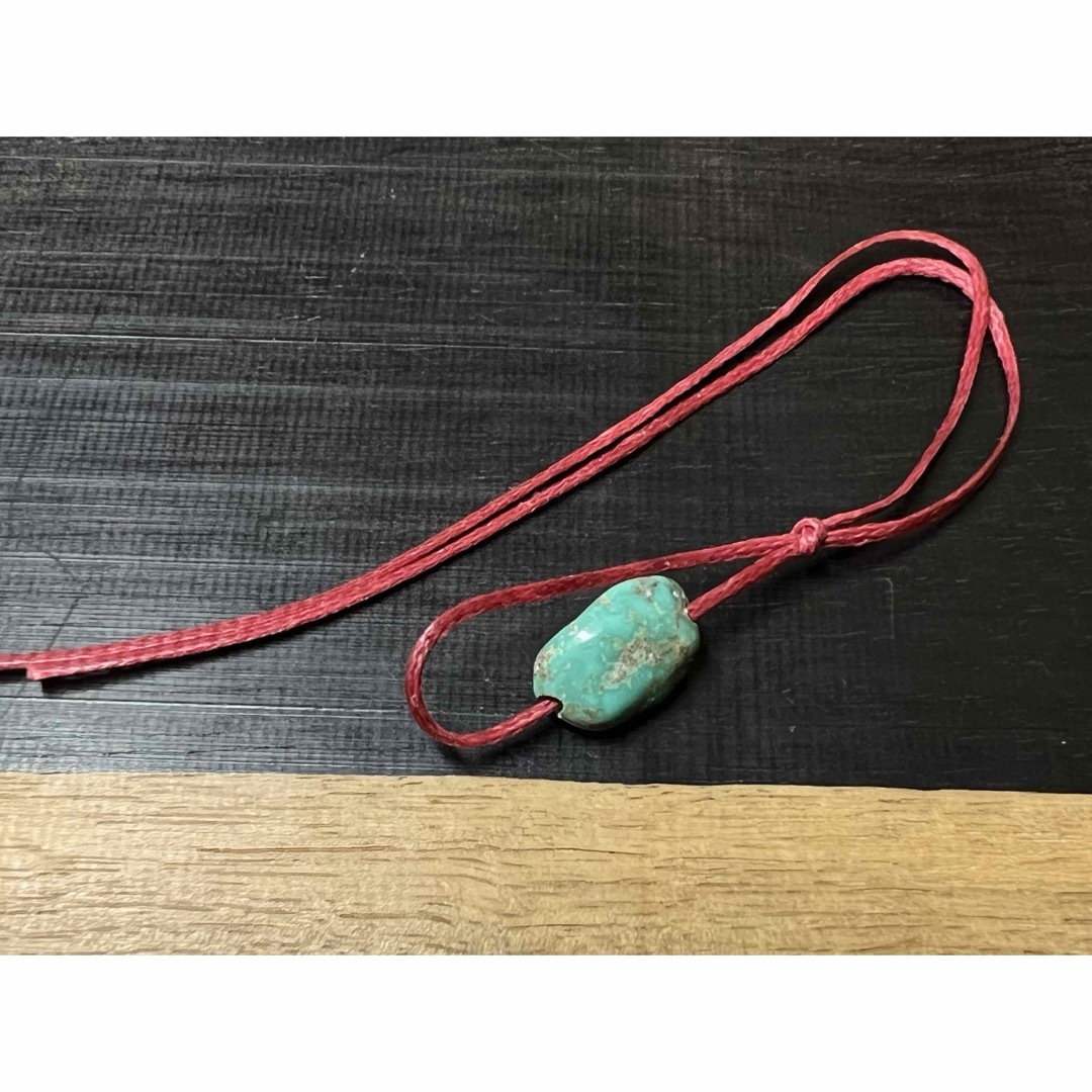 Ya-ji ヤージ チベタンターコイズピアス赤ワックスコード YAJIの Ya-ji ヤージ チベタンターコイズピアス赤ワックスコード YAJIの