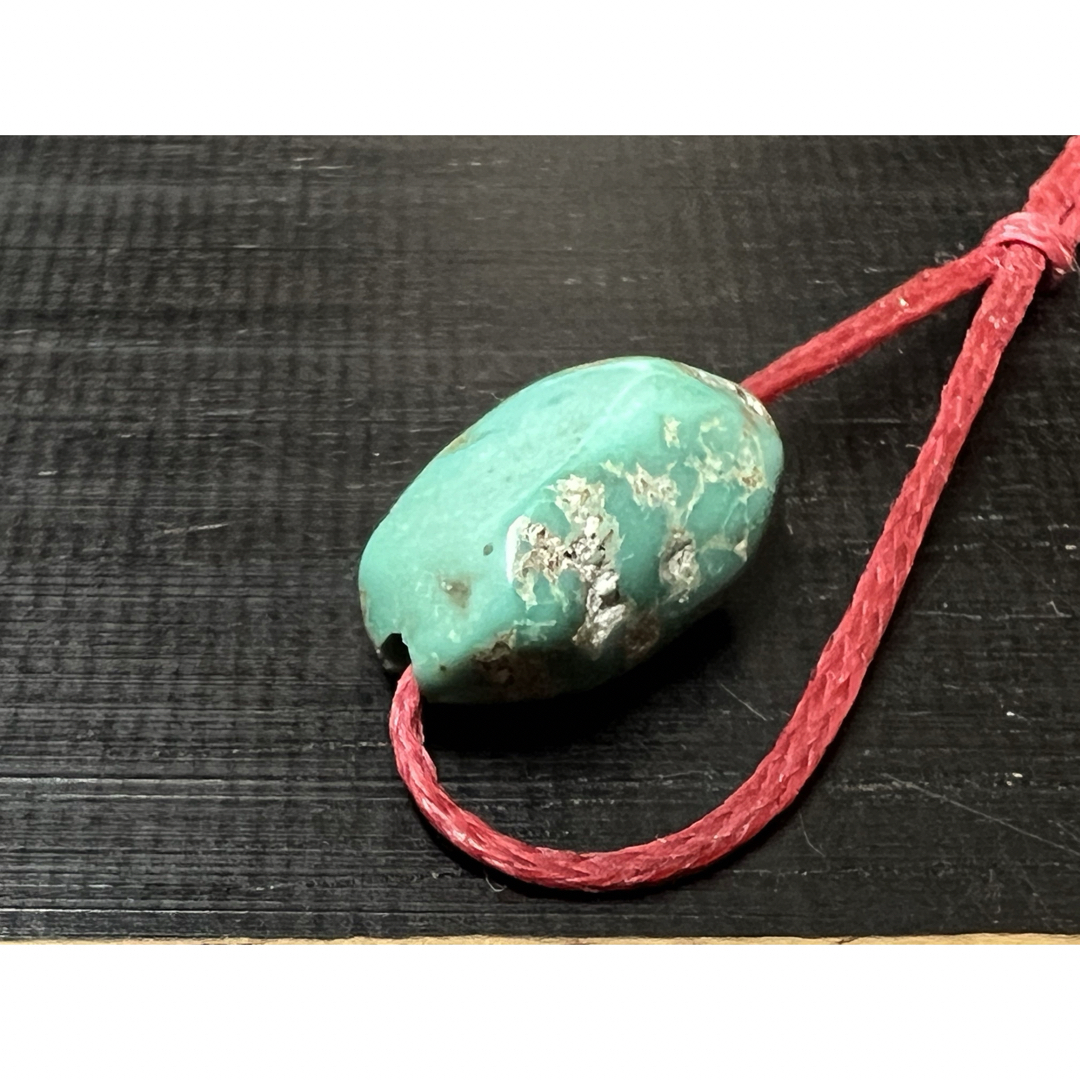 Ya-ji ヤージ チベタンターコイズピアス赤ワックスコード YAJIの Ya-ji ヤージ チベタンターコイズピアス赤ワックスコード YAJIの