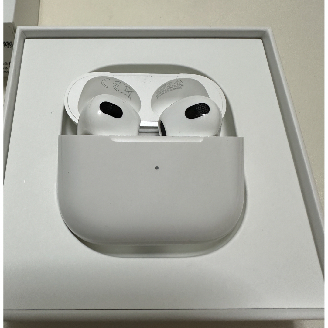 OFF-WHITE(オフホワイト)のApple AirPods 第3世代 スマホ/家電/カメラのオーディオ機器(ヘッドフォン/イヤフォン)の商品写真