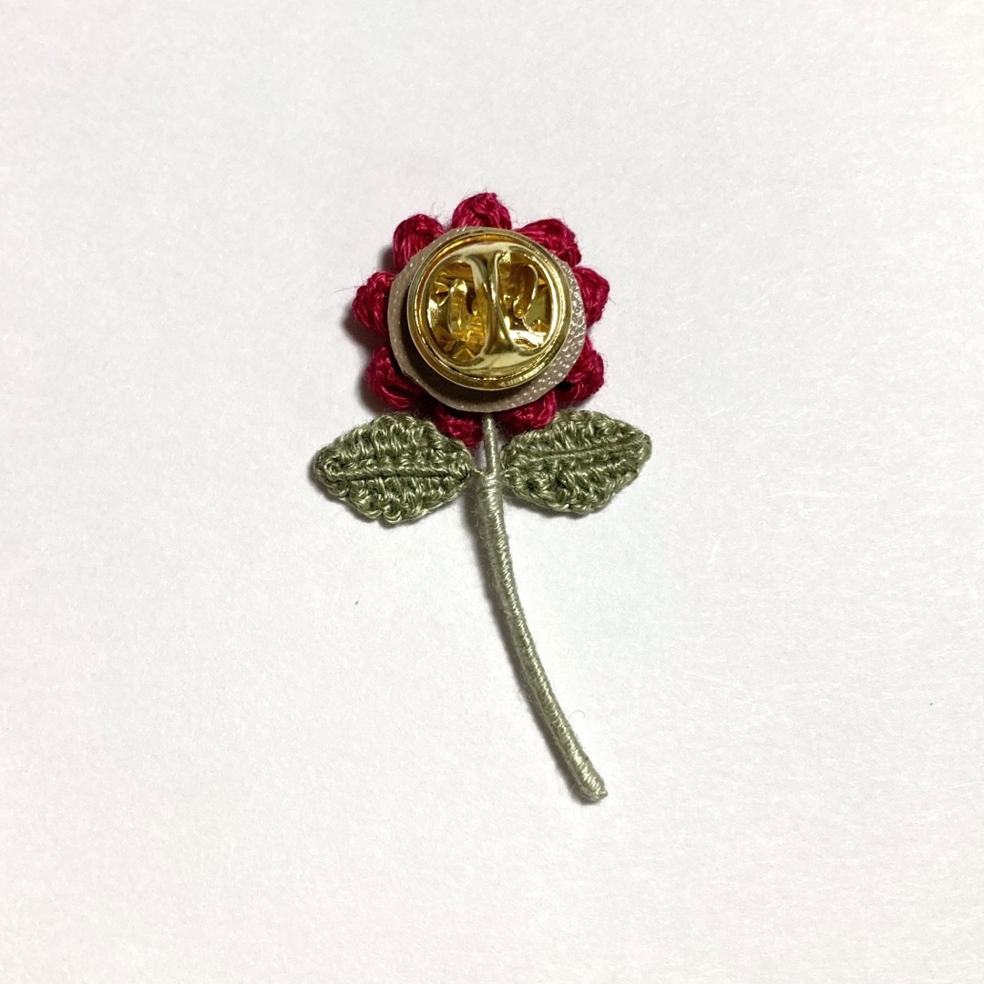 小さなお花のタックピン＊レッド ハンドメイドのアクセサリー(コサージュ/ブローチ)の商品写真