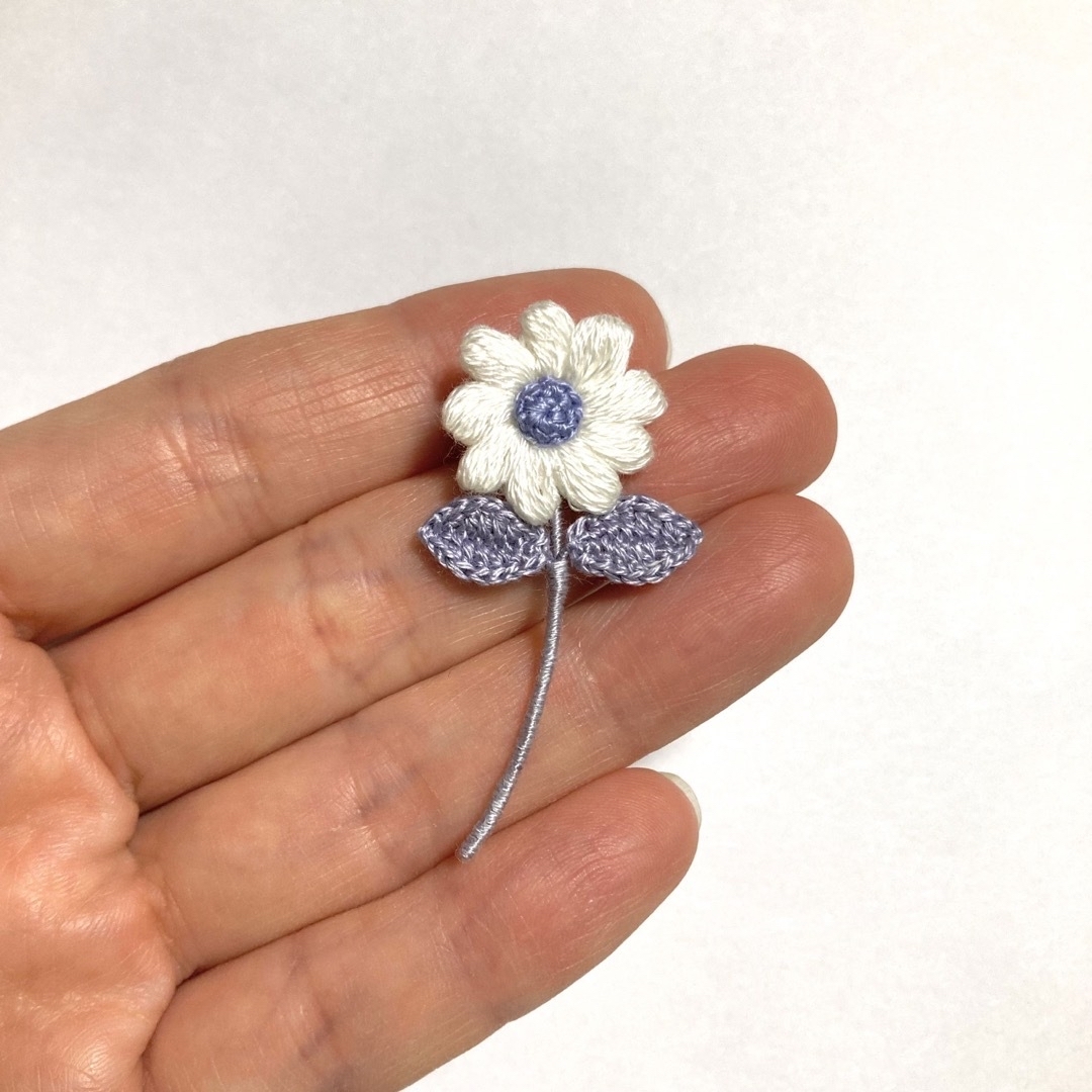 小さなお花のタックピン＊ホワイト×ブルー ハンドメイドのアクセサリー(コサージュ/ブローチ)の商品写真