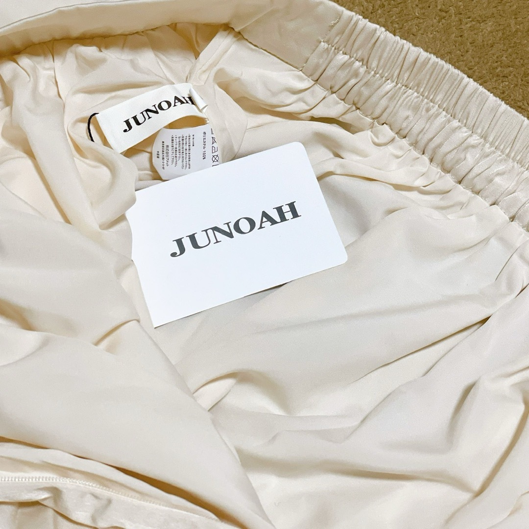 JUNOAH(ジュノア)の新品タグ付きLサイズアイボリーサテンライクプリーツドッキングフレアスカート  レディースのスカート(ロングスカート)の商品写真