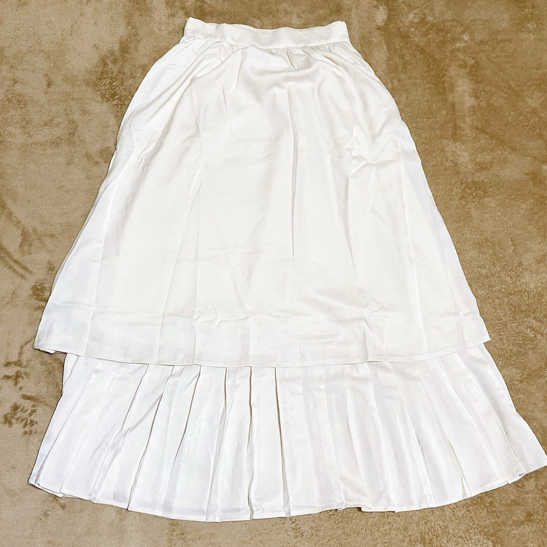 JUNOAH(ジュノア)の新品タグ付きLサイズアイボリーサテンライクプリーツドッキングフレアスカート  レディースのスカート(ロングスカート)の商品写真