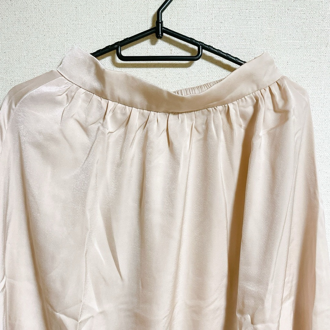 JUNOAH(ジュノア)のMサイズ新品タグ付きベージュサテンライクプリーツドッキングフレア レディースのスカート(ロングスカート)の商品写真