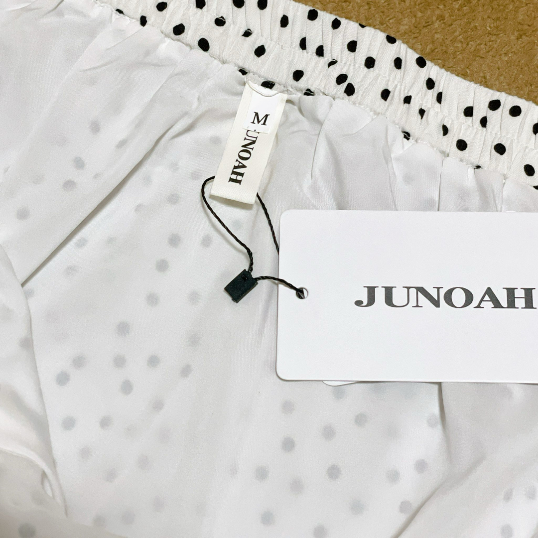 JUNOAH(ジュノア)の新品タグ付きMサイズホワイトドットフリフティアードスカート  レディースのスカート(ロングスカート)の商品写真