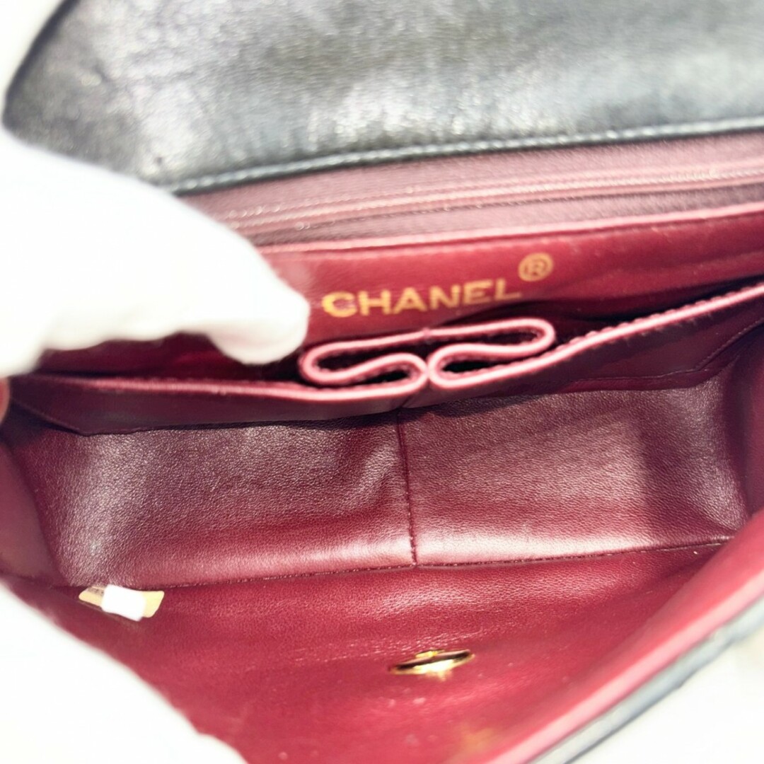 CHANEL(シャネル)の【SALE】CHANEL シャネル ショルダーバッグ ミニマトラッセ チェーンショルダー ターンロック 肩掛け 斜め掛け Mini Matelasse ヴィンテージ ココマーク ココ かばん 鞄 ラムスキン    ブラック 黒 ゴールド金具 レディース【中古品】 レディースのバッグ(ショルダーバッグ)の商品写真