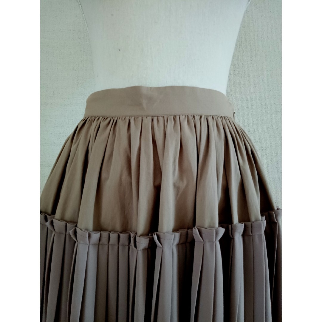 CLANE(クラネ)の新品　CLANE　ミリタリーレイヤープリーツスカート　ロング　ベージュ レディースのスカート(ロングスカート)の商品写真