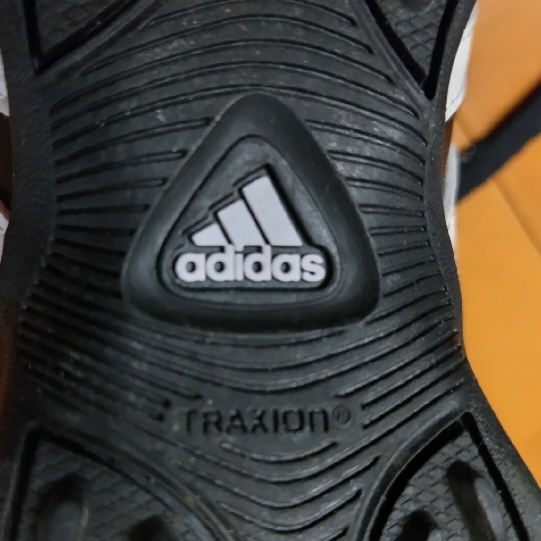 adidas(アディダス)のadidasシュ-ズ キッズ/ベビー/マタニティのキッズ靴/シューズ(15cm~)(スニーカー)の商品写真