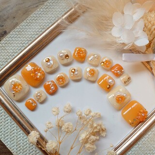 【フットネイル】オレンジ&クリームイエロー　フラワーネイル　浴衣 コスメ/美容のネイル(つけ爪/ネイルチップ)の商品写真