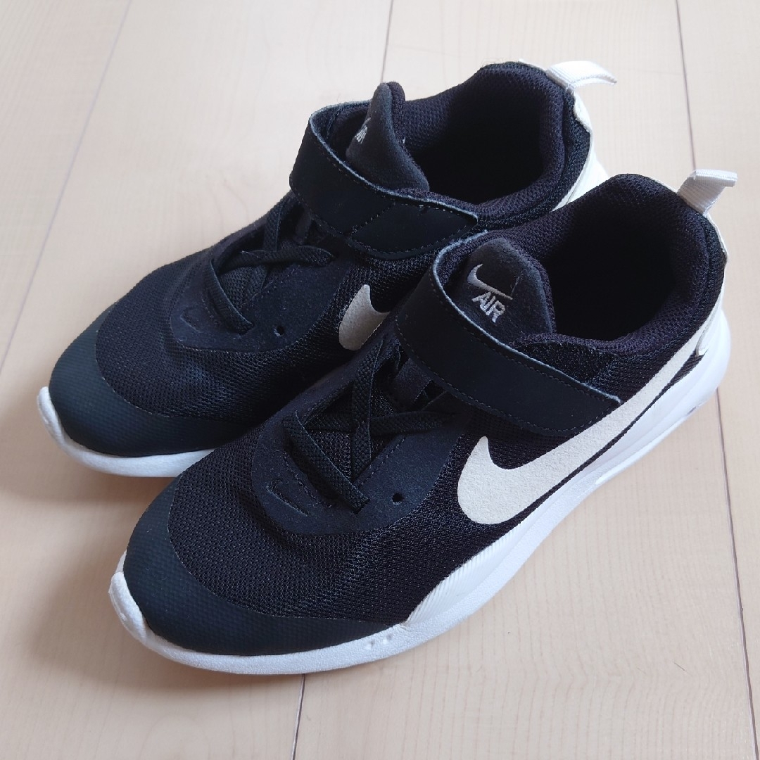 NIKE(ナイキ)のNIKE スニーカー 22.0 キッズ/ベビー/マタニティのキッズ靴/シューズ(15cm~)(スニーカー)の商品写真