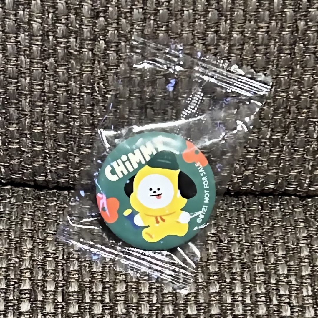 BT21(ビーティーイシビル)のくら寿司　びっくらポン　BT21 chimmy  缶バッジ エンタメ/ホビーのアニメグッズ(バッジ/ピンバッジ)の商品写真