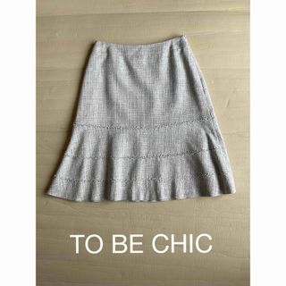 トゥービーシック(TO BE CHIC)のTO BE CHIC  ツイード　スカート　白地にブルー　ラメ(ひざ丈スカート)