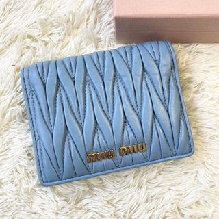 ミュウミュウ(miumiu)の【極美品】MIU MIU マテラッセ 二つ折り財布 ロゴ金具 コンパクト 水色(財布)