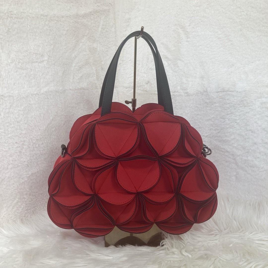 MIOOGGI  ハンドバッグ　2way 3D フラワーバッグ　レッド レディースのバッグ(ハンドバッグ)の商品写真