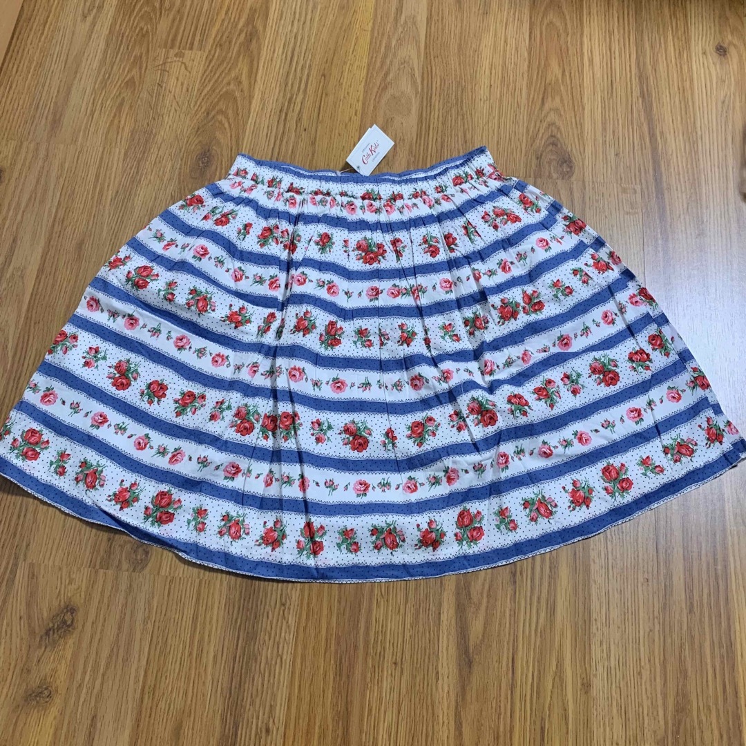 Cath Kidston(キャスキッドソン)の新品 キャスキッドソン 花柄スカート 8-9Y 130 140 キャスキッズ キッズ/ベビー/マタニティのキッズ服女の子用(90cm~)(スカート)の商品写真