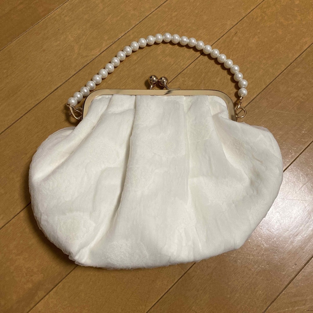 ホワイト がま口 パーティバック レディースのバッグ(メッセンジャーバッグ)の商品写真