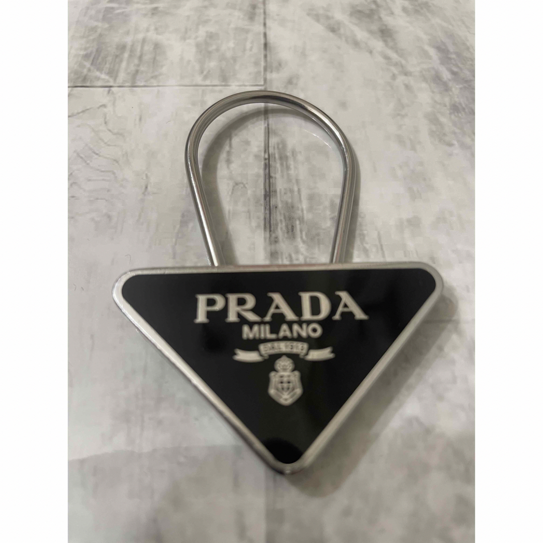 PRADA(プラダ)のプラダ　メタルキーリング　PRADA メンズのファッション小物(キーホルダー)の商品写真