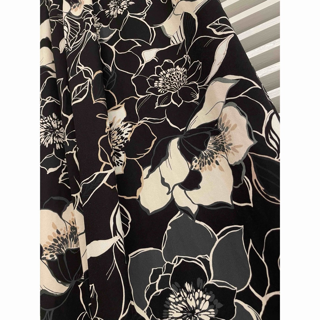 armoire caprice(アーモワールカプリス)のアーモワールカプリスFIFILLES　ジャージエレガント花柄ワンピ　黒ベージュM レディースのワンピース(ひざ丈ワンピース)の商品写真