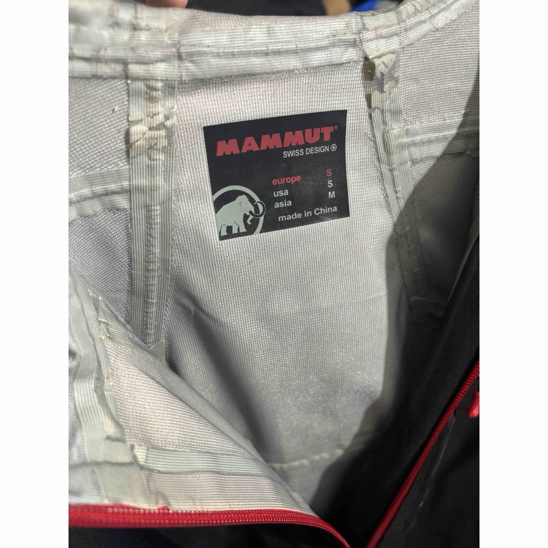 Mammut(マムート)のMAMMUT マウンテンパーカー　黒　赤 メンズのジャケット/アウター(マウンテンパーカー)の商品写真