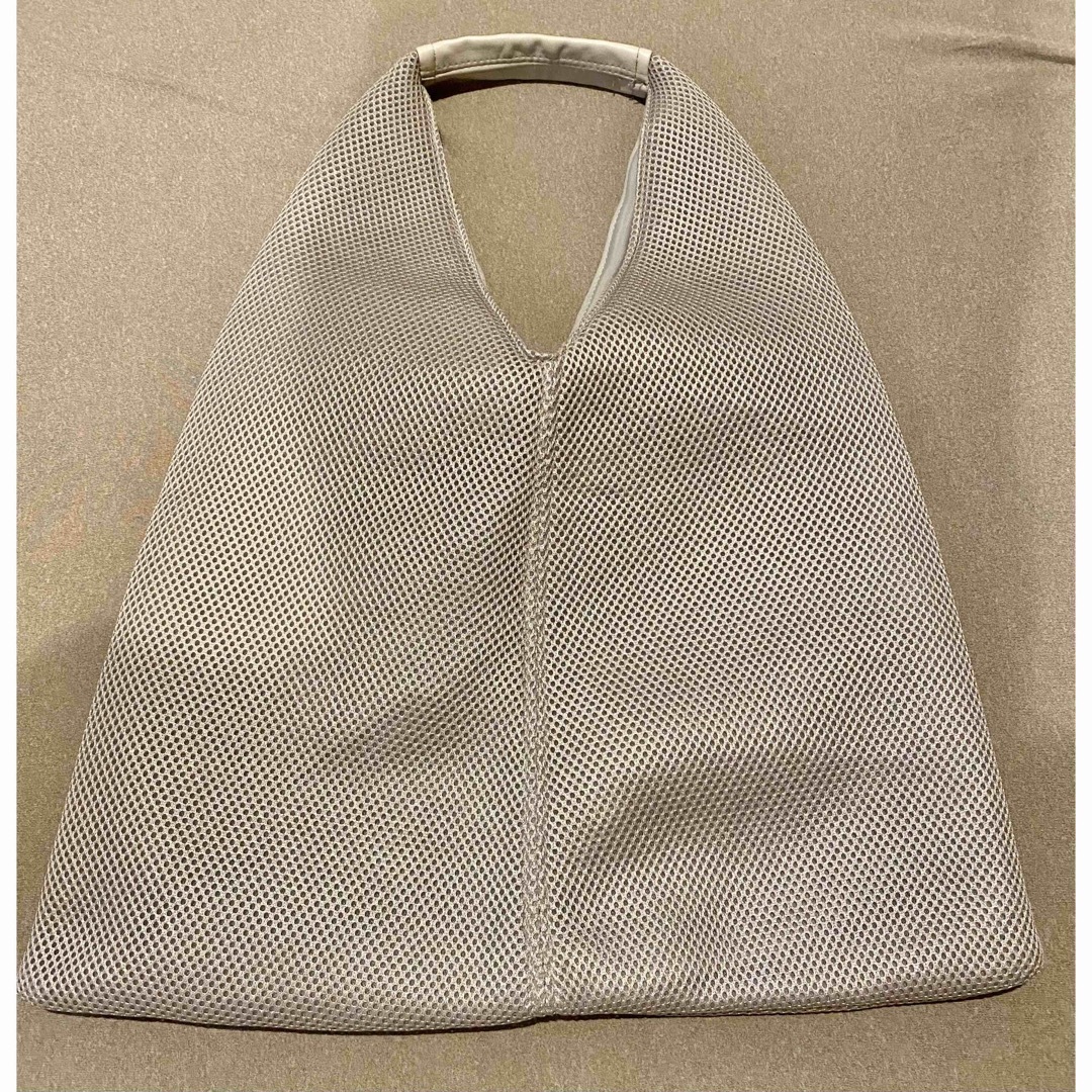 3COINS(スリーコインズ)のスリコ　メッシュトライアングルバッグ　人気 レディースのバッグ(トートバッグ)の商品写真