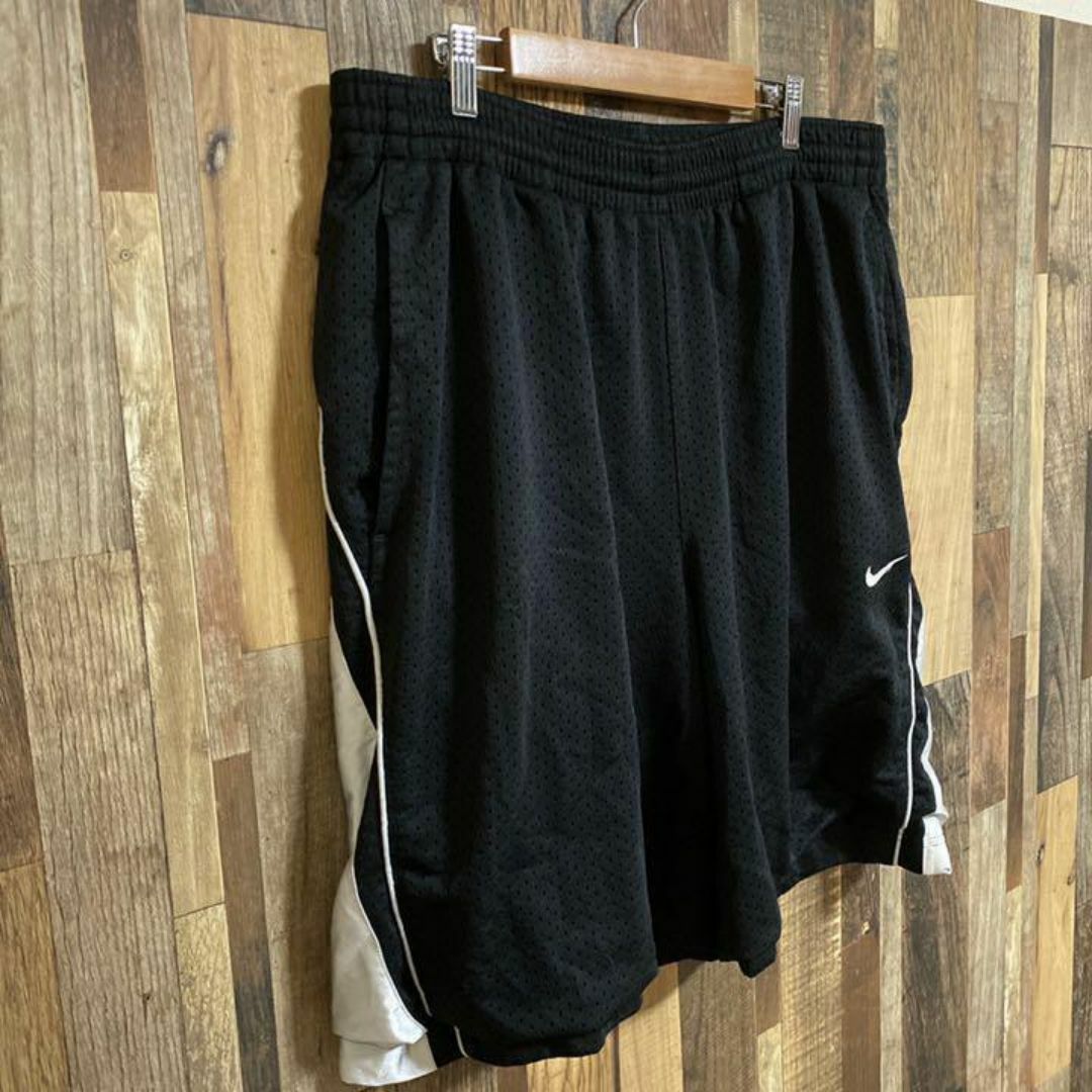 NIKE(ナイキ)のナイキ スウッシュ ロゴ バスパン ハーフ パンツ ブラック US古着 スポーツ メンズのパンツ(ショートパンツ)の商品写真