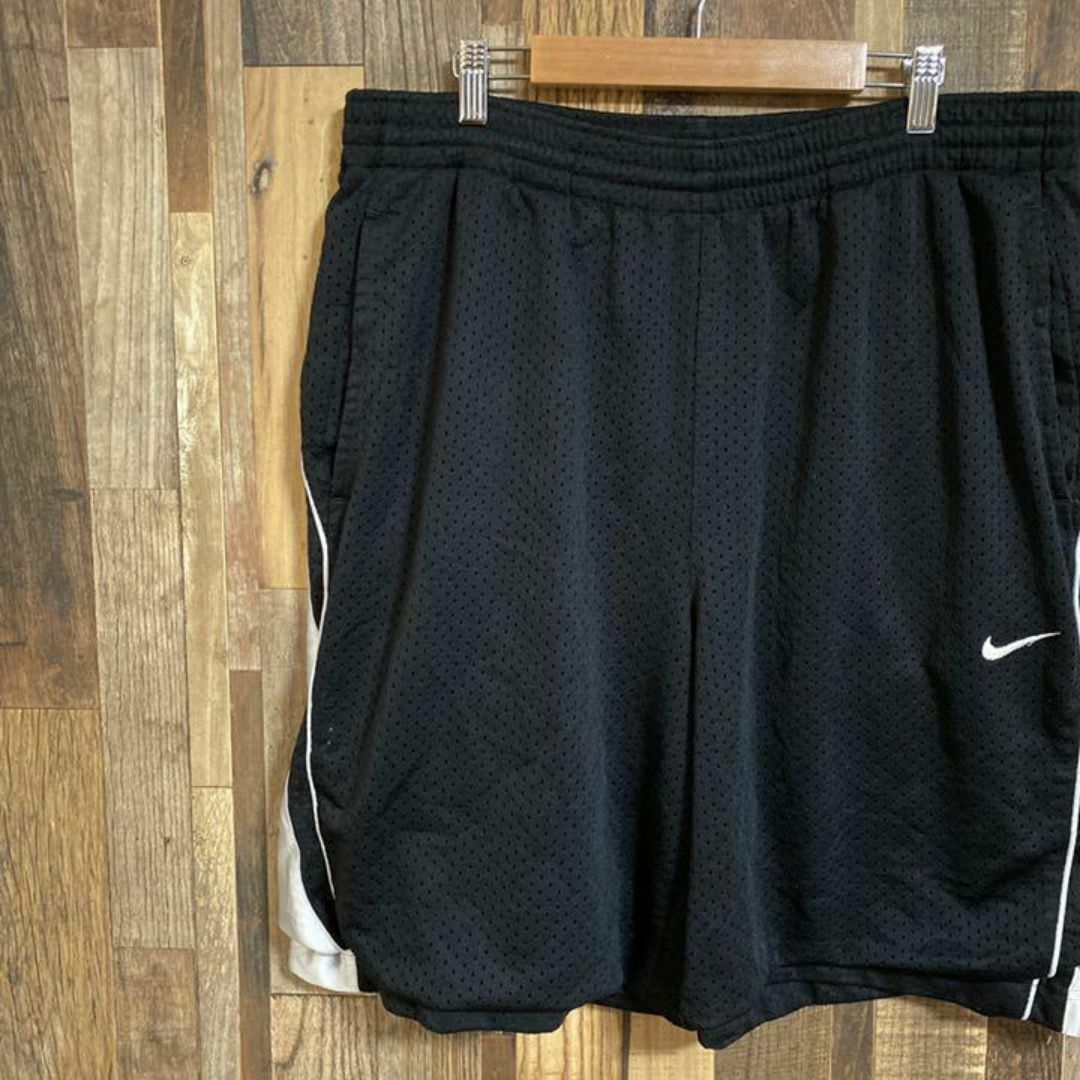 NIKE(ナイキ)のナイキ スウッシュ ロゴ バスパン ハーフ パンツ ブラック US古着 スポーツ メンズのパンツ(ショートパンツ)の商品写真