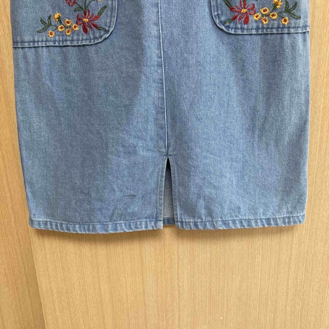 デニム膝丈スカート/お花の刺繍/ライトブルー/ウエイト64〜70/Mサイズ レディースのスカート(ひざ丈スカート)の商品写真