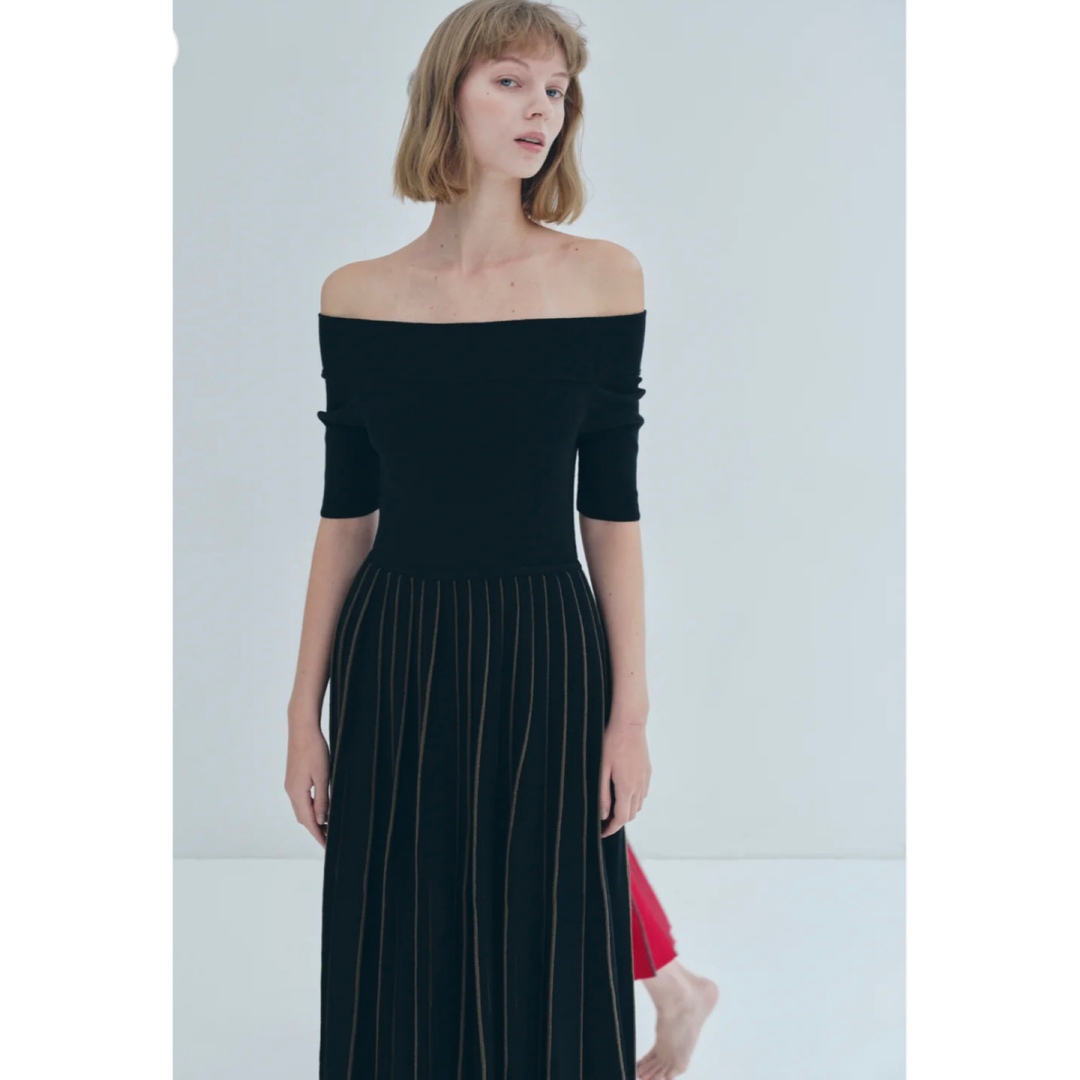 ánuans(アニュアンス)の【新品未開封】　Off shoulder Pleats knit dress レディースのワンピース(ロングワンピース/マキシワンピース)の商品写真