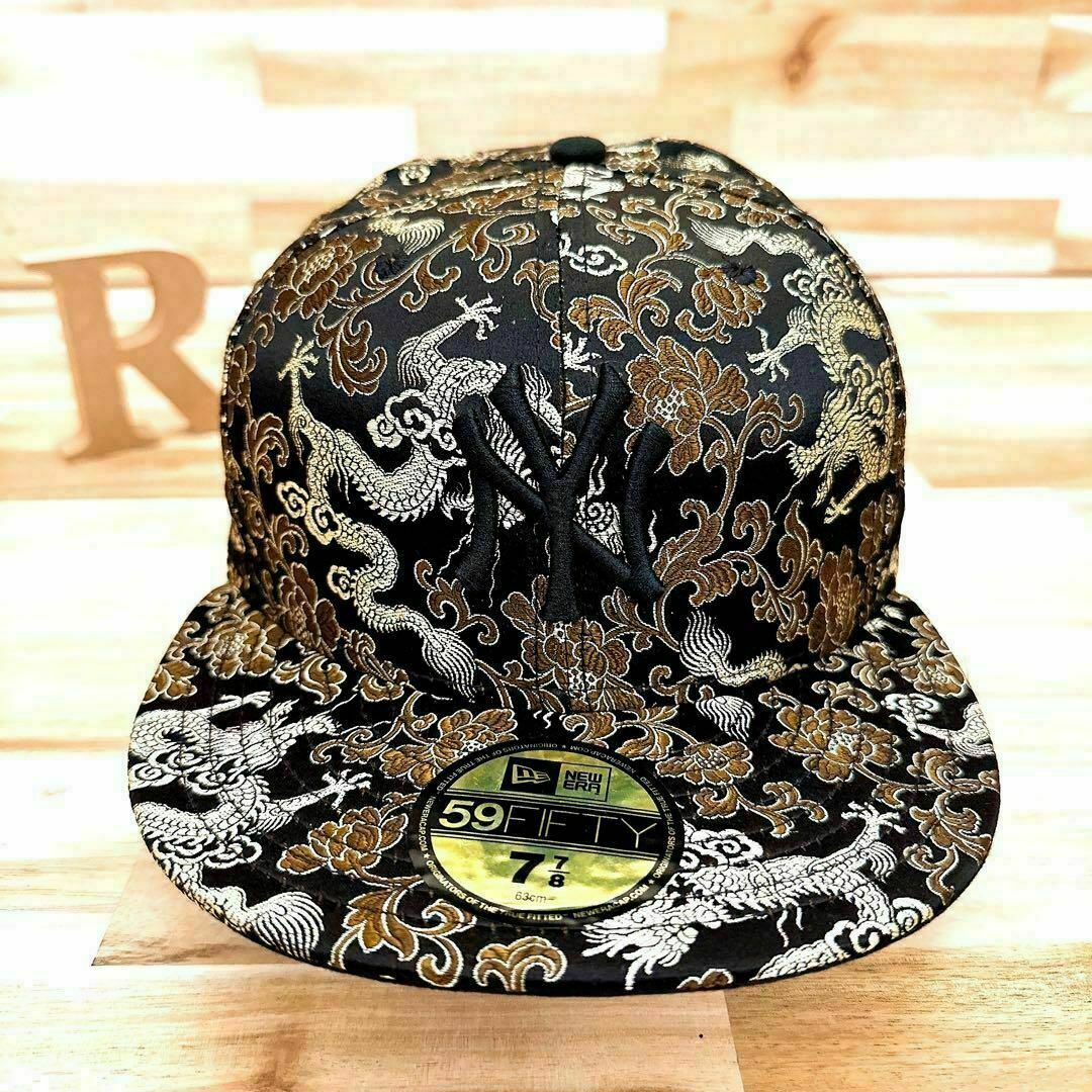 NEW ERA(ニューエラー)の激レア【ニューエラ×ニューヨークヤンキース】金龍 和柄 キャップ 総柄 金×黒 メンズの帽子(キャップ)の商品写真