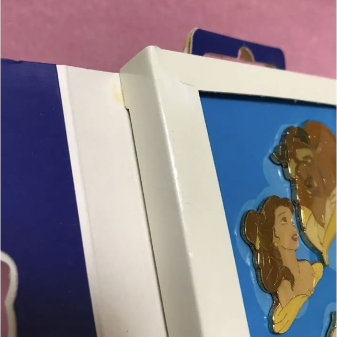 Disney(ディズニー)のディズニー　美女と野獣　ベル　ピン　セット　箱　ケース　box エンタメ/ホビーのアニメグッズ(バッジ/ピンバッジ)の商品写真