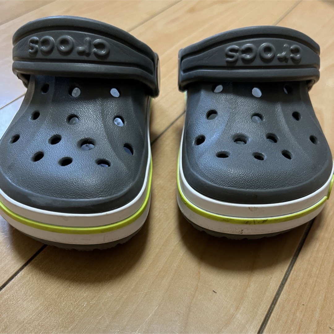 crocs(クロックス)のクロックス　キッズ　グレー✖️ライム キッズ/ベビー/マタニティのキッズ靴/シューズ(15cm~)(サンダル)の商品写真