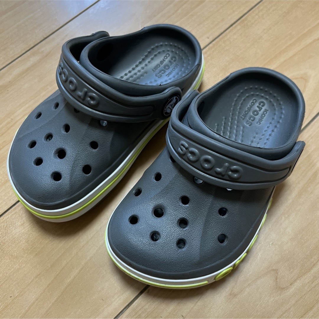 crocs(クロックス)のクロックス　キッズ　グレー✖️ライム キッズ/ベビー/マタニティのキッズ靴/シューズ(15cm~)(サンダル)の商品写真