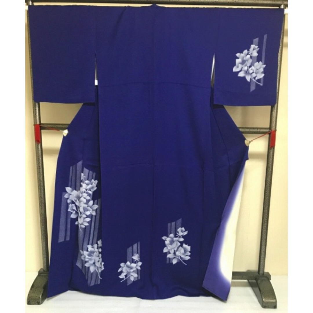 【中古】付け下げ 正絹 濃紺地に椿模様 裄66cm Mサイズ レディースの水着/浴衣(着物)の商品写真