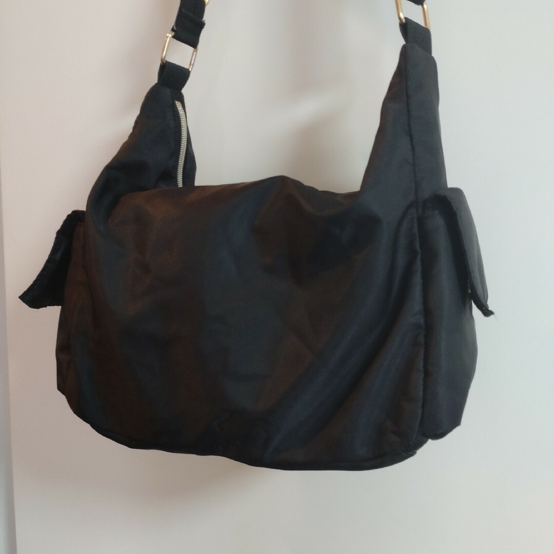 ショルダーバッグ　黒　仕切り　ポケット レディースのバッグ(ショルダーバッグ)の商品写真