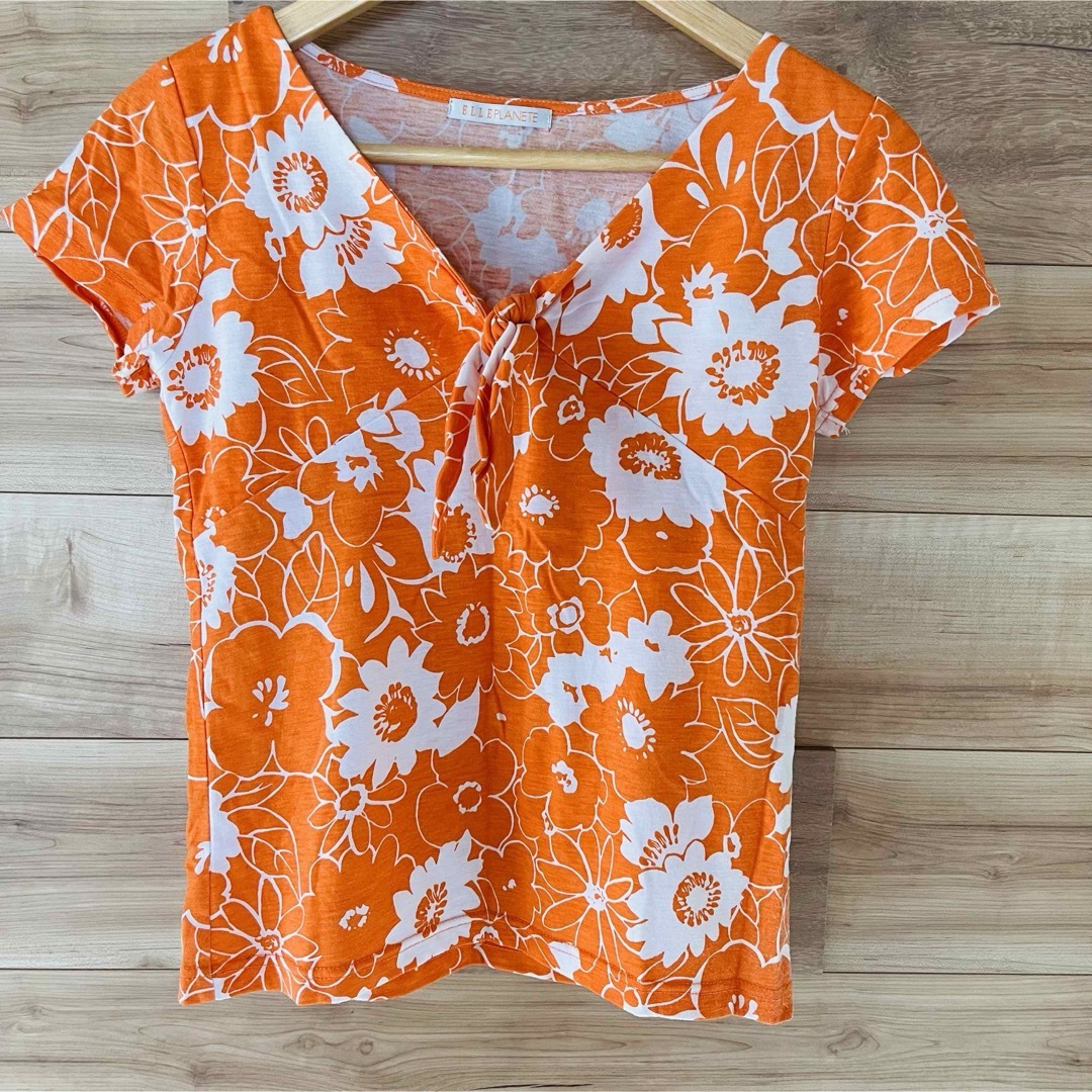 ELLE(エル)のELLE 半袖カットソー　オレンジ花柄　胸元リボン　美品 レディースのトップス(カットソー(半袖/袖なし))の商品写真