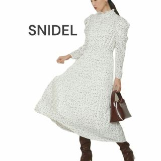 スナイデル(SNIDEL)のSNIDEL パフスリーブ ロングワンピース ドット プリーツ 白 スナイデル(ロングワンピース/マキシワンピース)