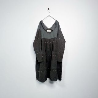 ツムグ(tumugu)のtumugu: コットンリネン刺繍チュニック チャコール グレー ツムグ ワンピ(チュニック)