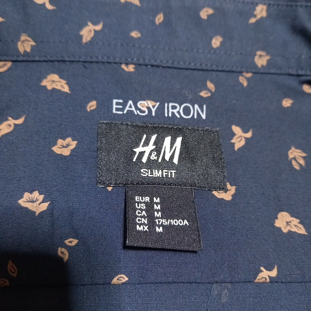 H&M(エイチアンドエム)のH&Mポリ混シャツ長袖黒葉柄M新品未使用 メンズのトップス(シャツ)の商品写真